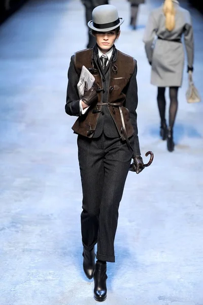 Look 15